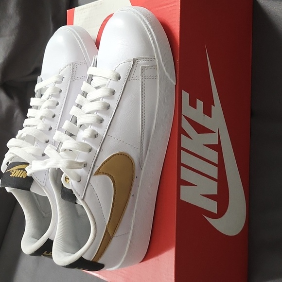 NIKE W BLAZER LOW - Picture 1 of 4
